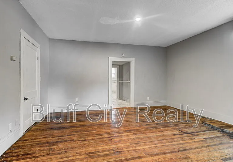1639 Southern Ave — Photo 15
