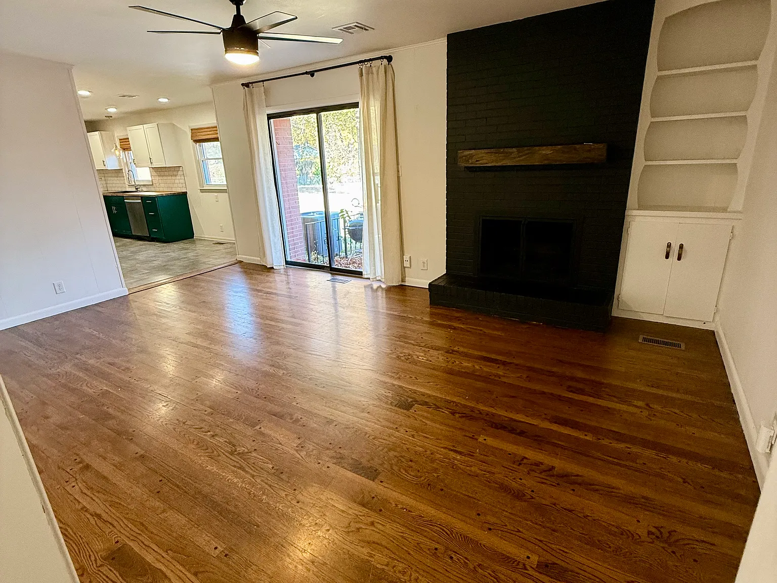 3 bed, 1606 sqft, $1,900 — Photo 2