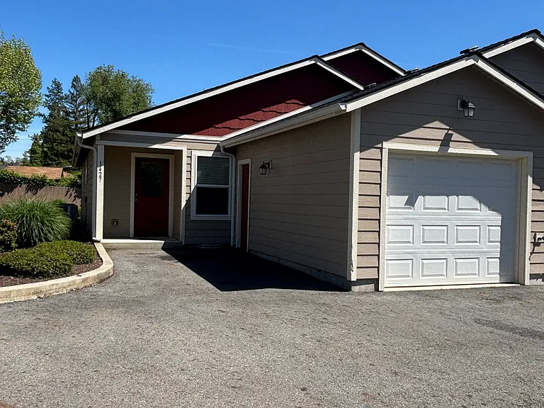 1427 Playford Ln — Photo 1