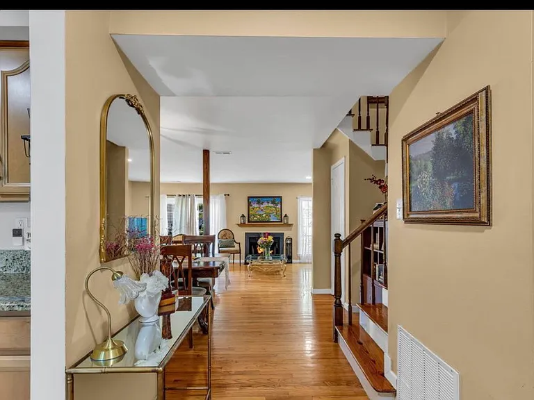 320 Harvard Pl — Photo 2