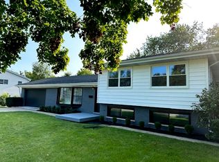 906 Revere Rd, Glenview, IL 60025