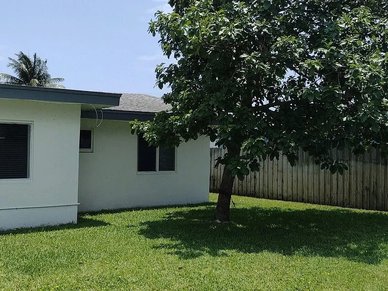 2145 NE 4th Ct — Photo 10