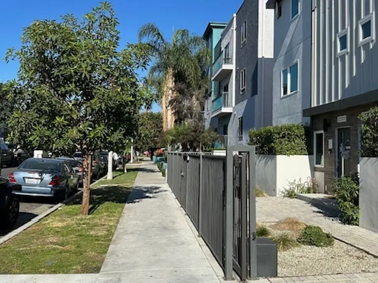 5230 Satsuma Ave — Photo 26