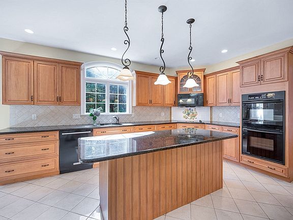 5th image of 333 Chestnut St