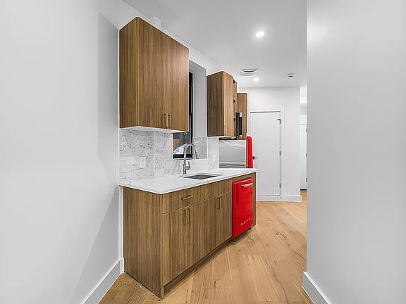 2nd image of 190 6th Ave APT 1RS