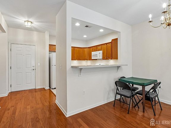 3rd image of 540 Cranbury Rd APT 115
