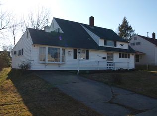 27 Russet Ln, Levittown, PA 19055