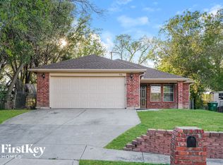 916 Meadow Park Dr, White Settlement, TX 76108