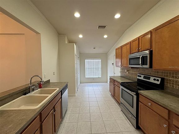 5th image of 635 White Flower Way