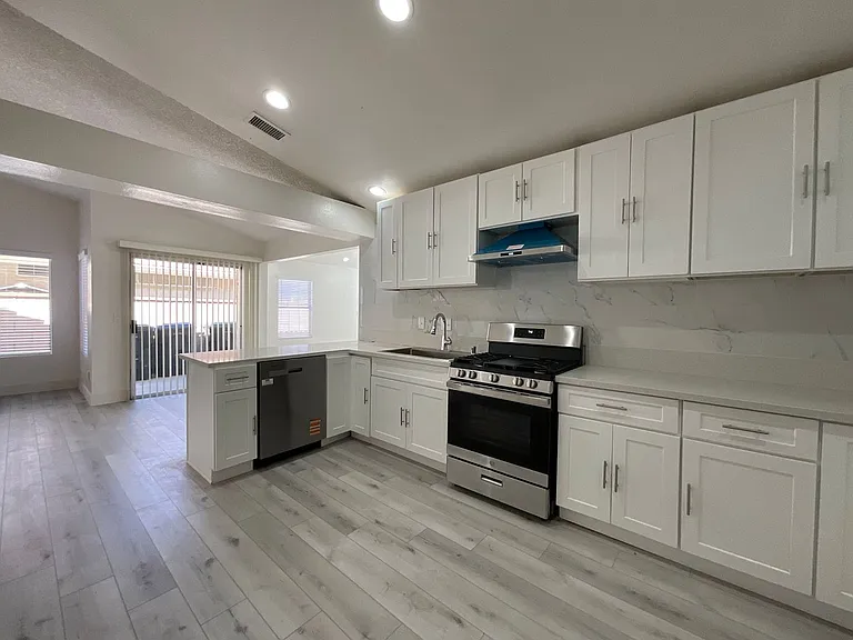 15345 Murray Ave — Photo 8