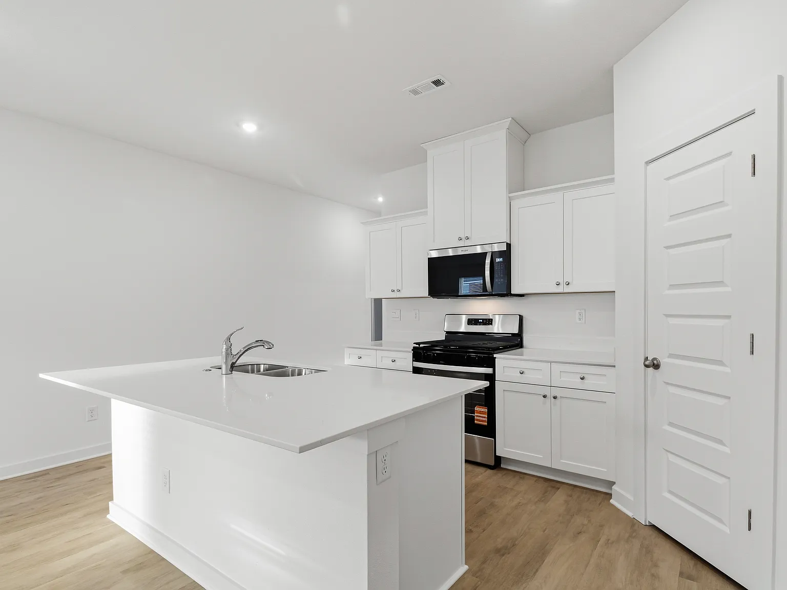 3 bed, 1637 sqft, $1,925 — Photo 3