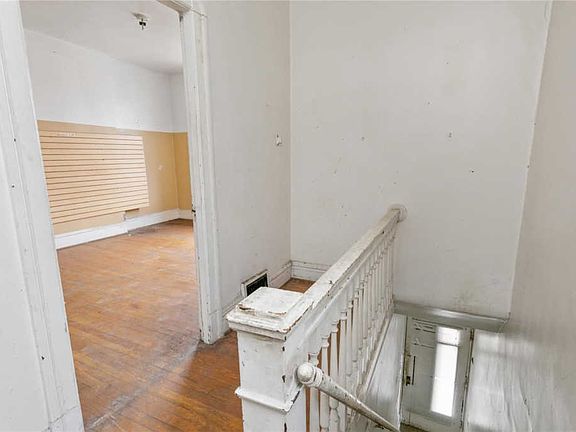 2nd image of 3466 Giles Ave