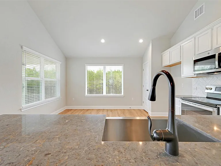 21502 Paine Ave — Photo 9
