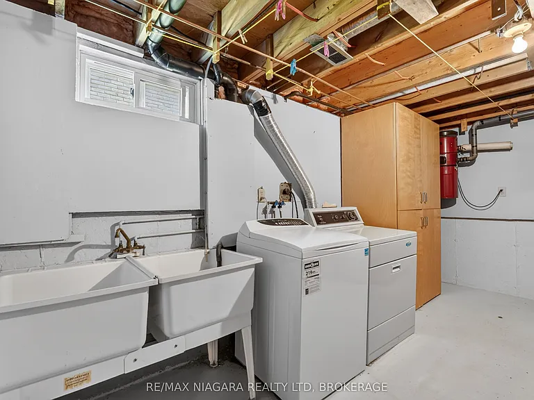 5777 Sunnylea Cres — Photo 36