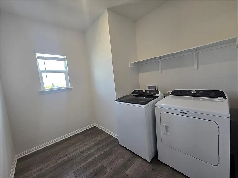 715 Universal Dr — Photo 23