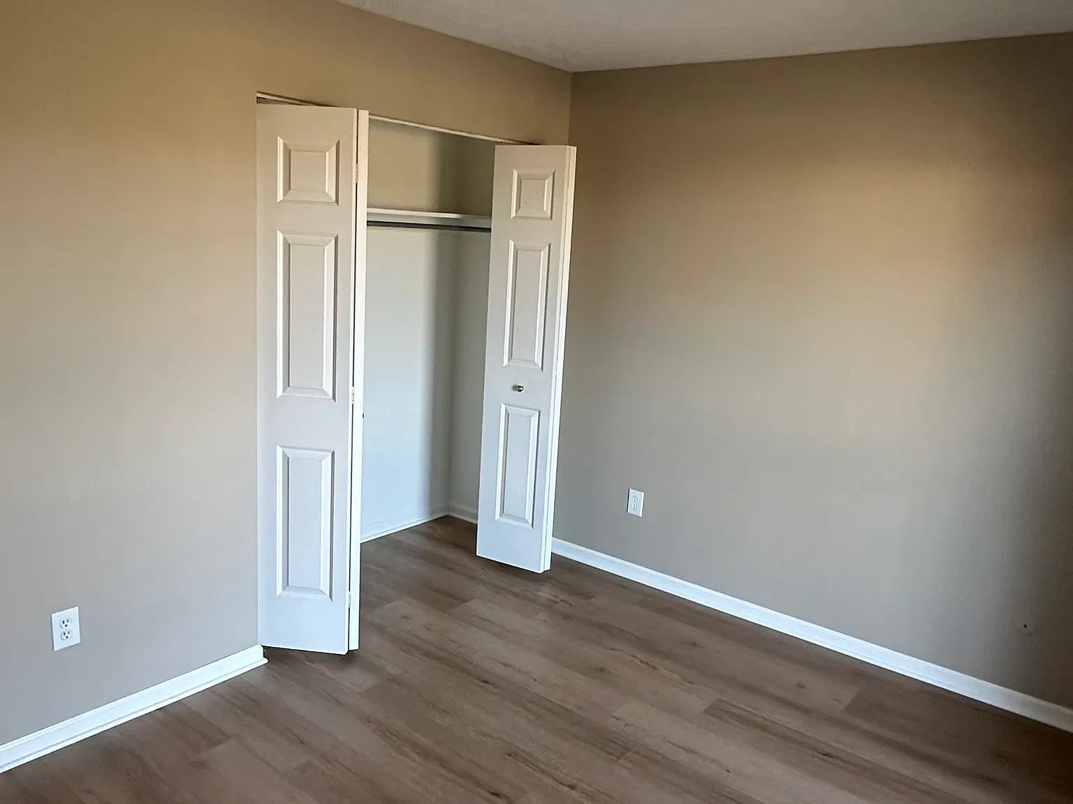 2730 Greystone Dr — Photo 4