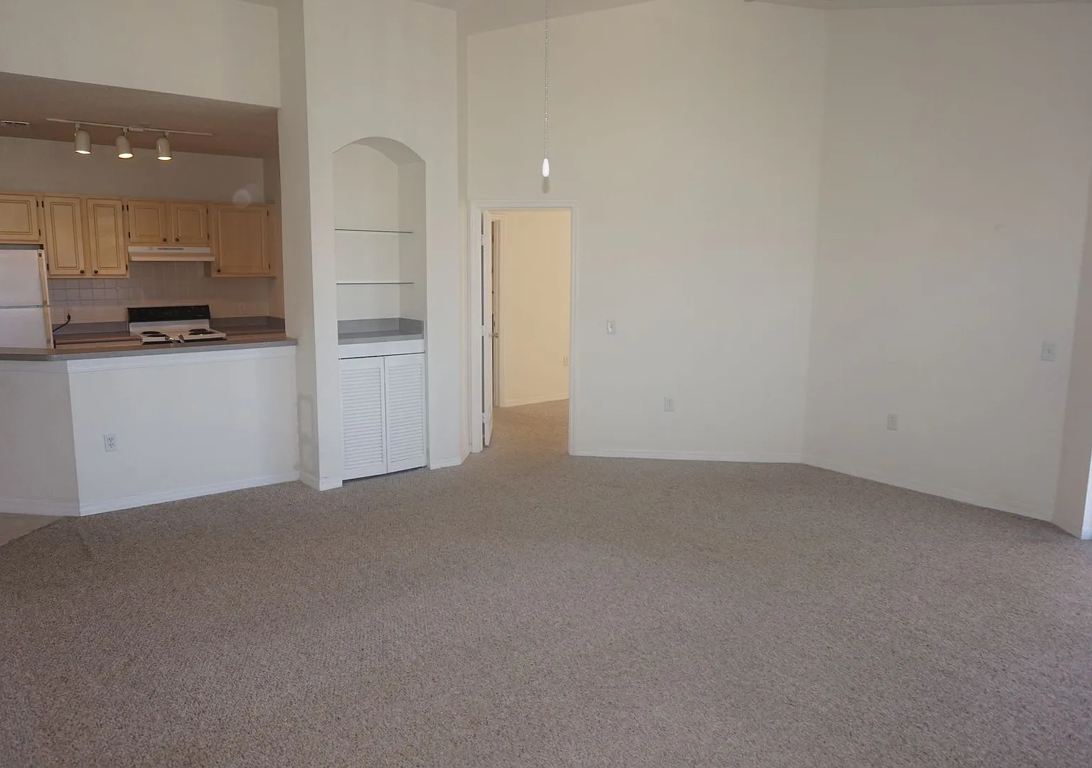 Spacious 2/2 In Visconti at Maitland Corner Unit with views of Lake — Photo 2