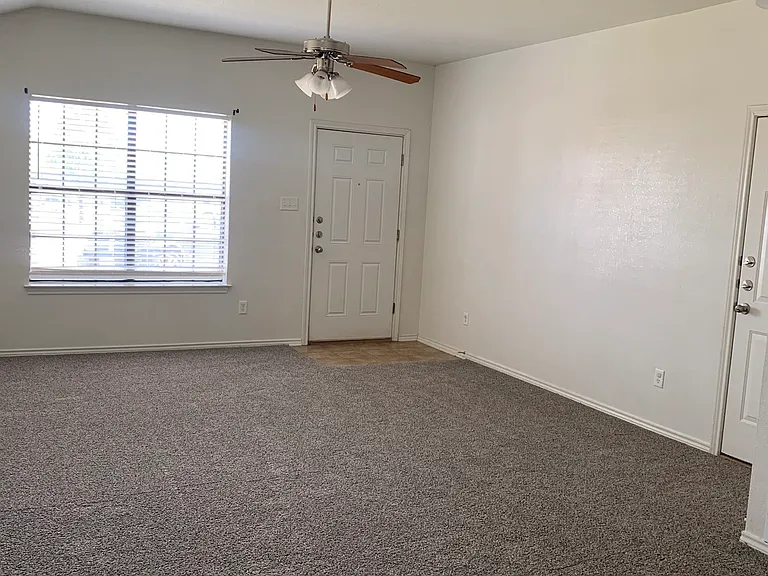 2706 Ashley Dr — Photo 5