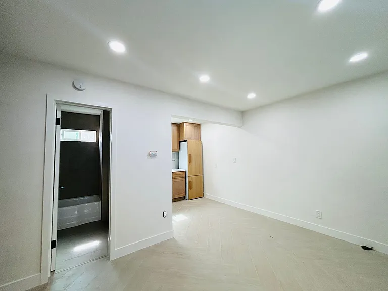 633 Rose Ave — Photo 6