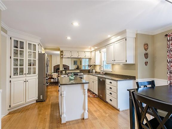 4th image of 46 Random Knolls Dr