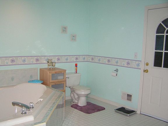 master suite w/ jacuzzi tub