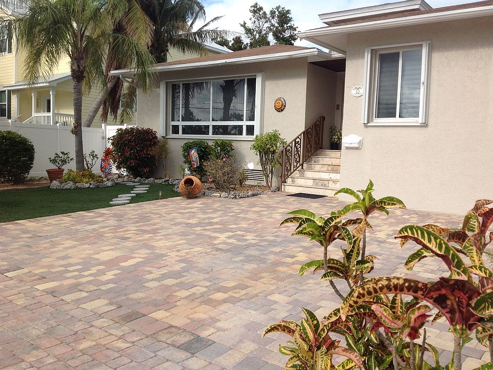 1st image of 13 Birchwood Dr