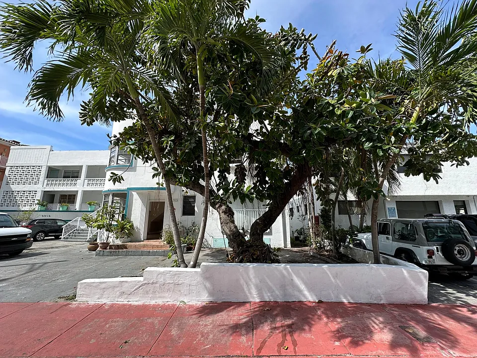 9024 Collins Ave #9