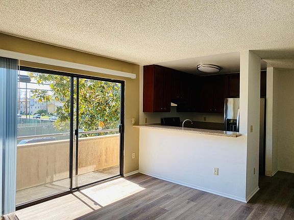 4th image of 6210 Woodman Ave #102