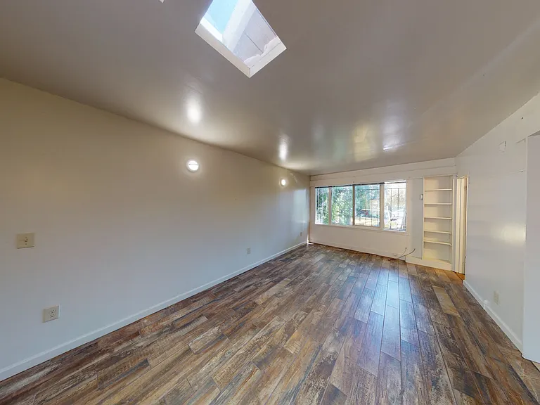 2549-2555 Benvenue Ave — Photo 22