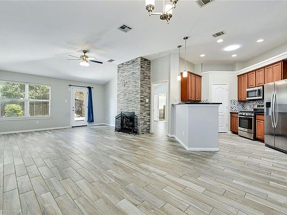 4th image of 725 Bent Wood Pl
