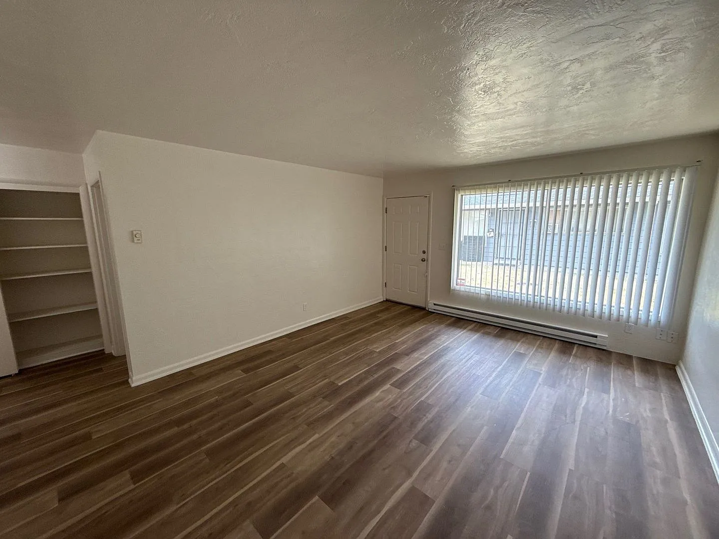 1 bed, 1.0 bath, 688 sqft, $1,045 — Photo 2