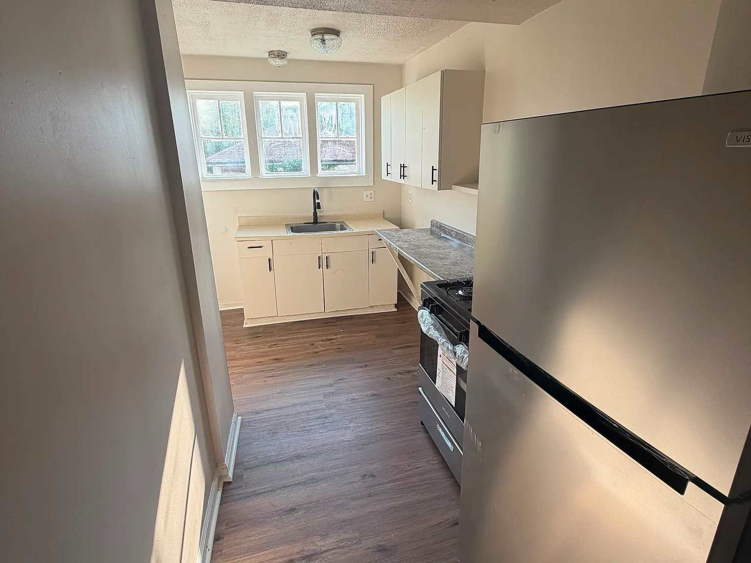 3 bed, $1,095 — Photo 3