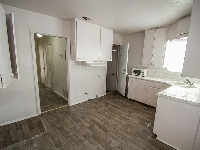 2818 E Houston St — Photo 10