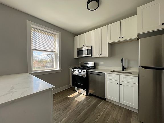 5th image of 722 N Austin Blvd APT 3W