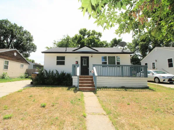 1517 Wildwood Ave, Minot, ND 58703
