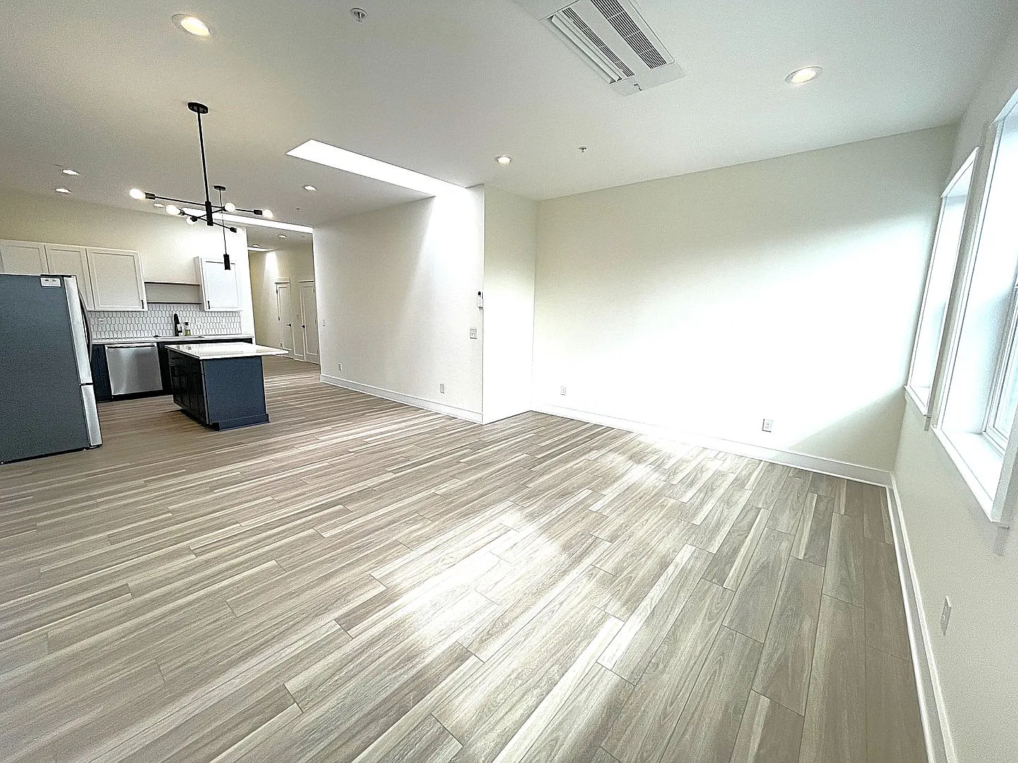 4745Fremont — Photo 3