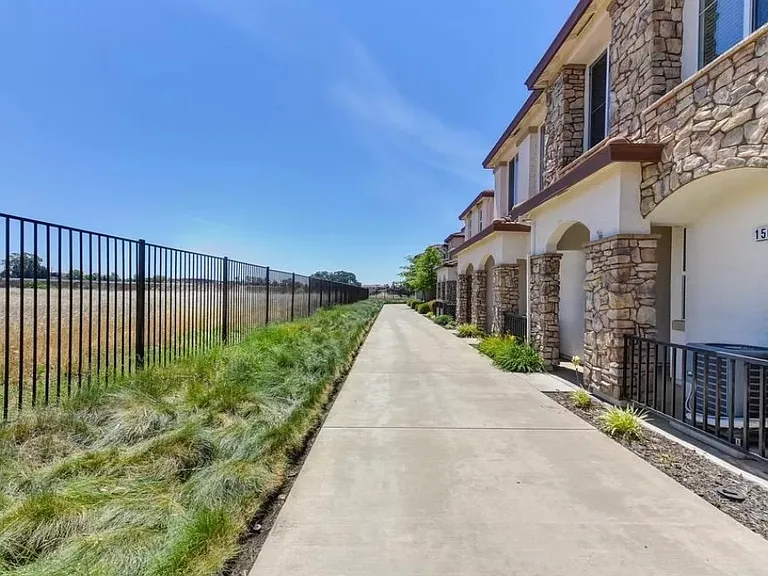 1506 Hudson Cir — Photo 2