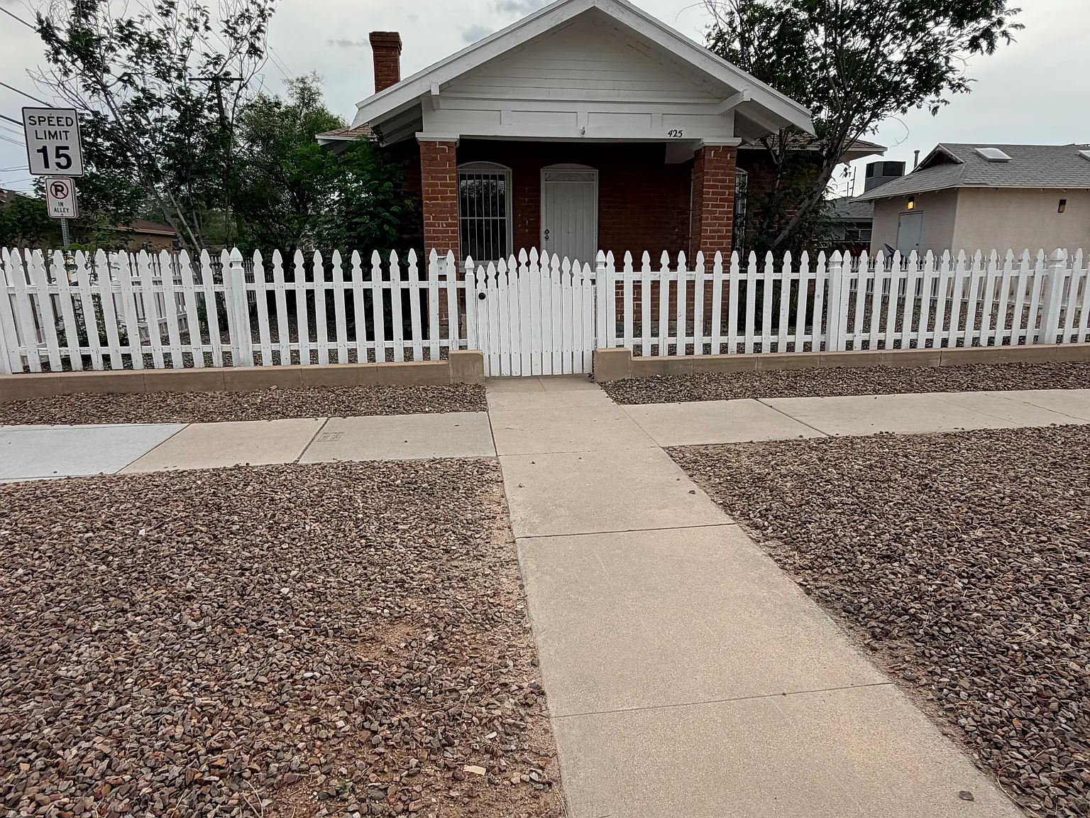 3 bed, 918 sqft, $2,200 — Photo 2