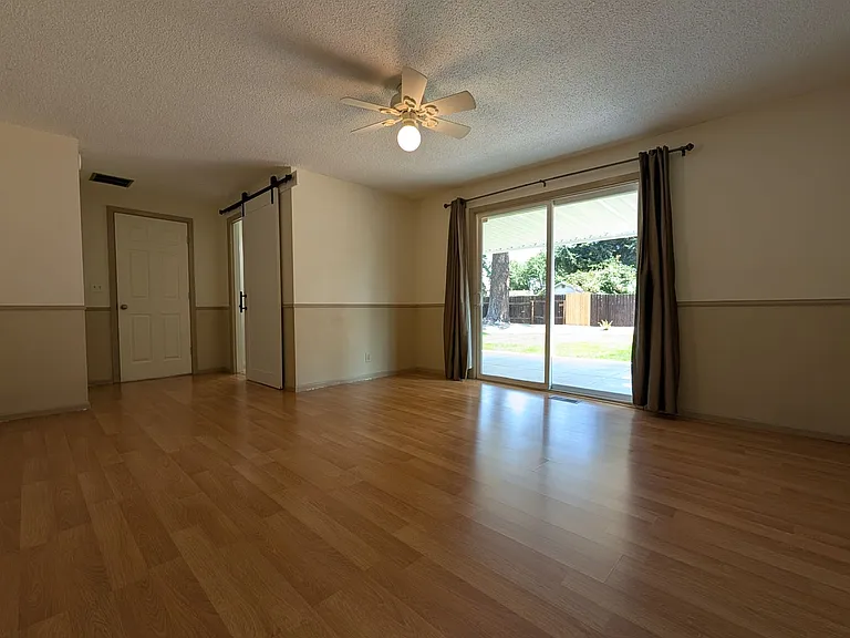 2425 Leyton Ln — Photo 12