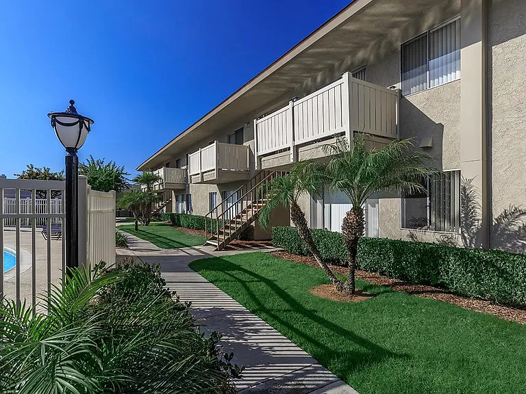 The Monrovia Apartment Homes — Photo 11