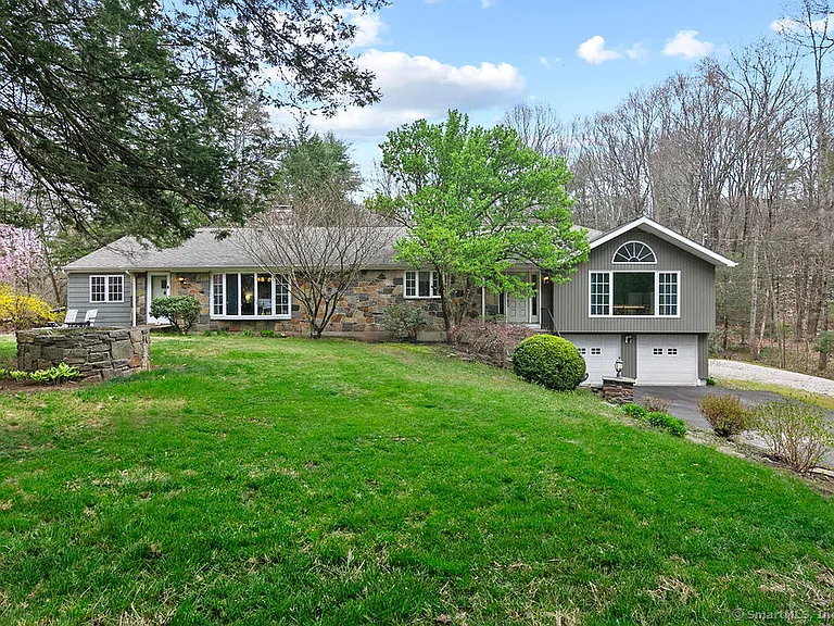 14 Ridgewood Rd — Photo 1