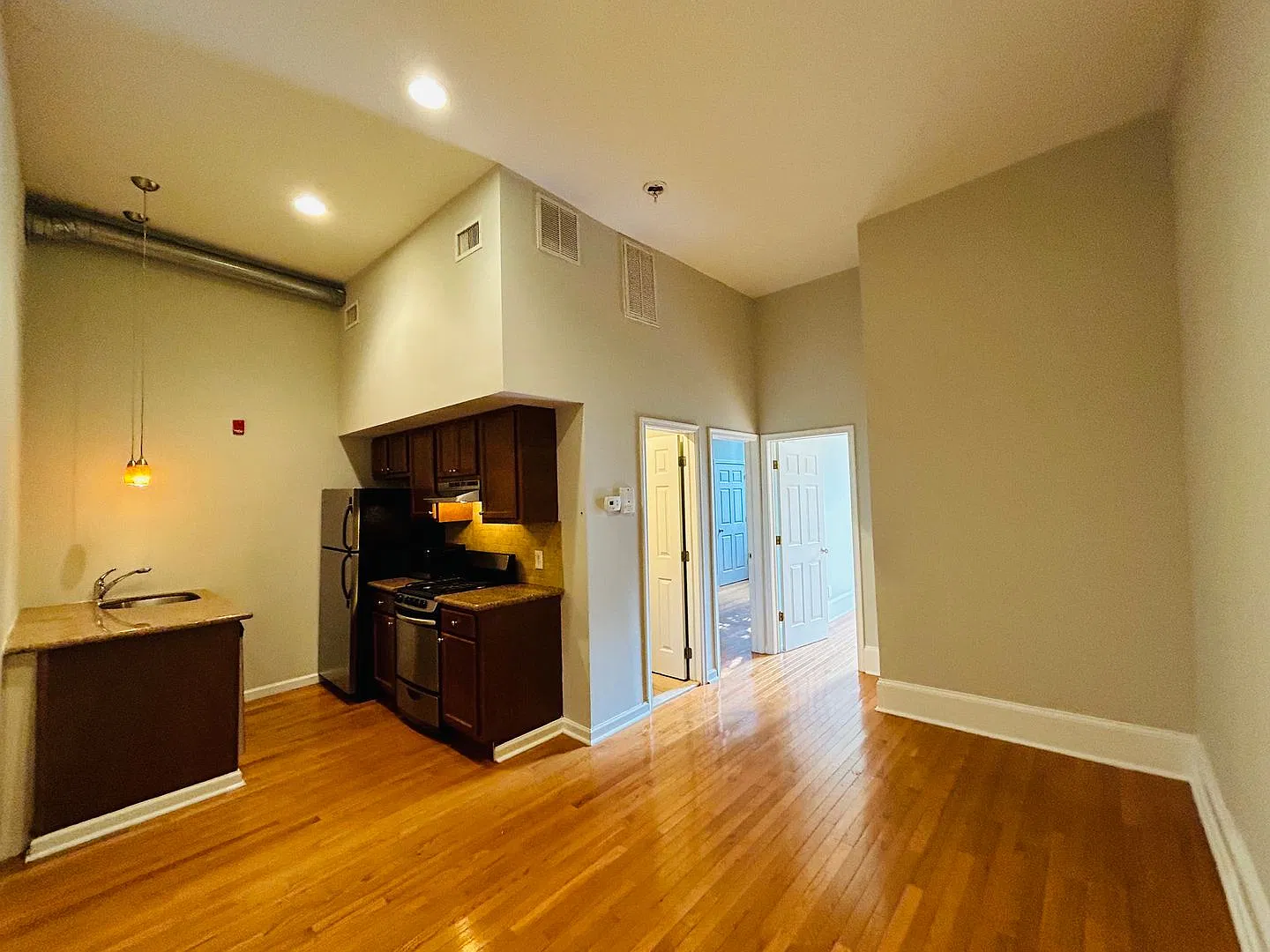 Great 3 Bedroom Unit! Available 10/5 — Photo 1