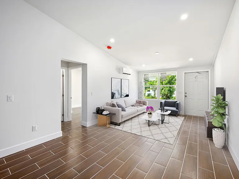 Australian Pines Apartments — Photo 16