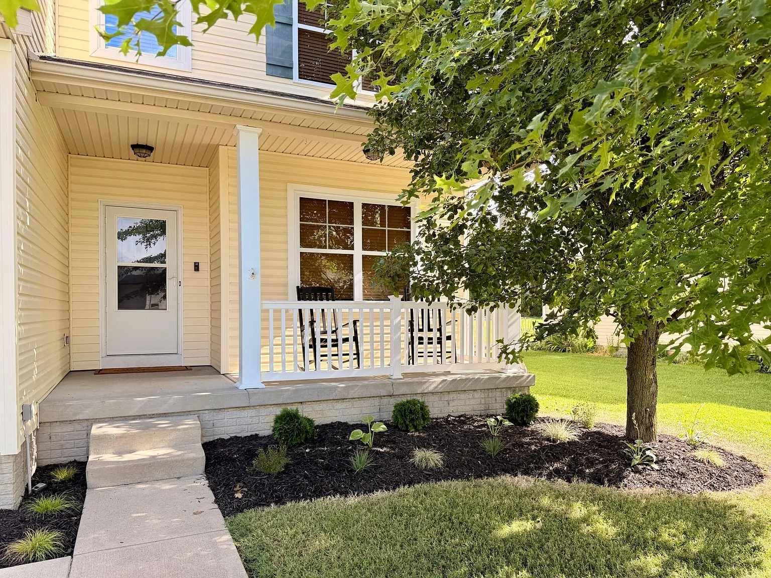 4 bed, 2.5 bath, 2740 sqft, $2,995 — Photo 2