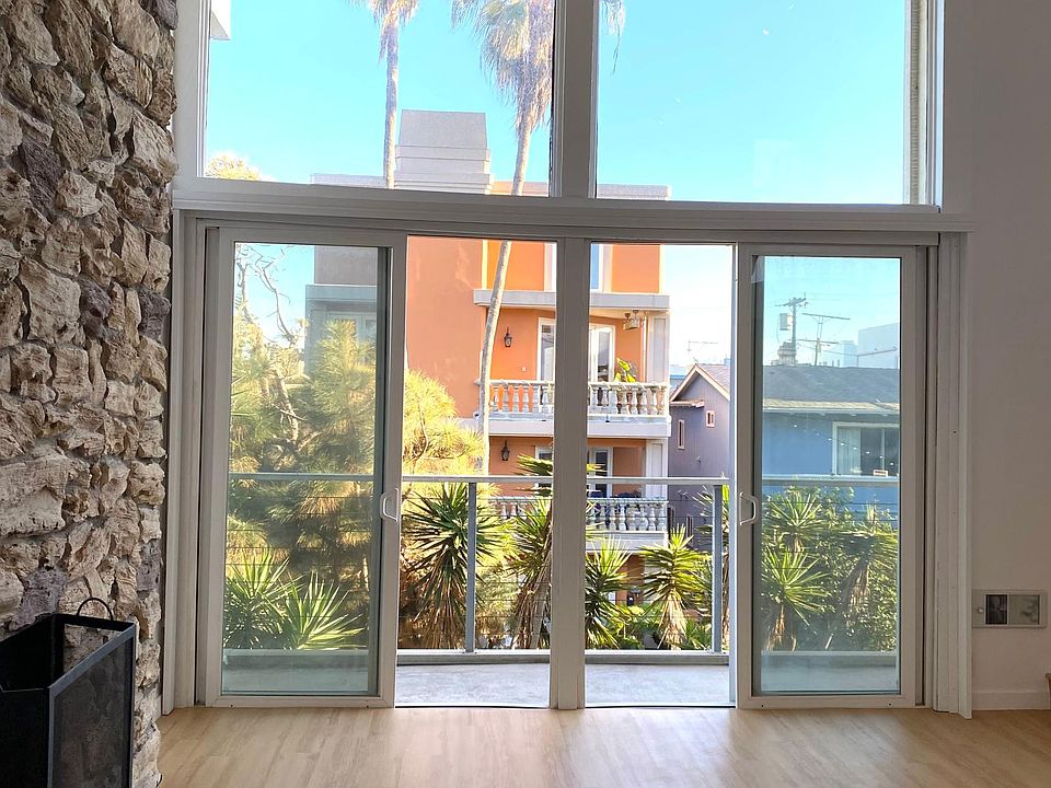 2 sliding doors open to the unobstructed ocean view balcony