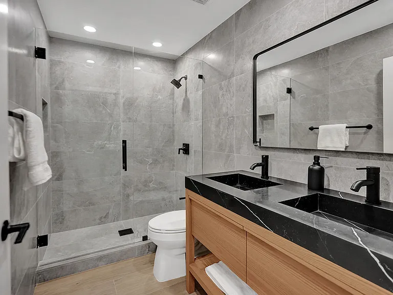 876 Jeffery St — Photo 16