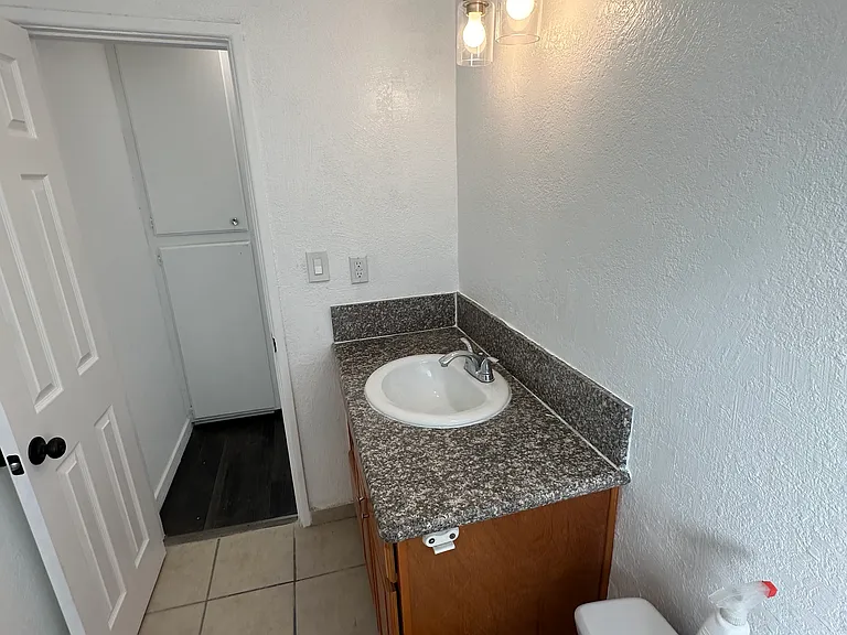 827 S Carondelet St — Photo 9