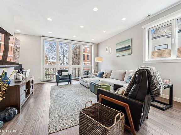2nd image of 1441 W Blackhawk St #2E