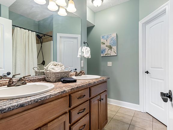 5th image of 584 Laurel Ln