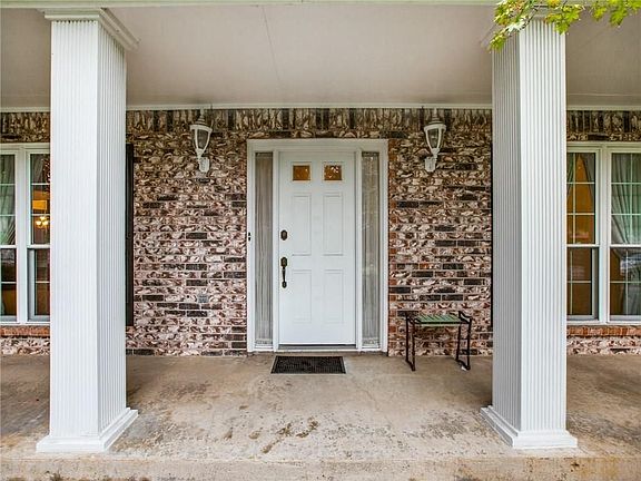4th image of 204 Greenbriar Ln
